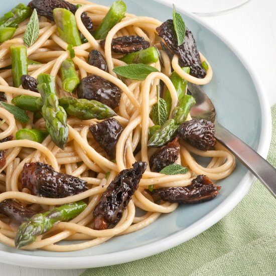 Pasta with morels and asparagus