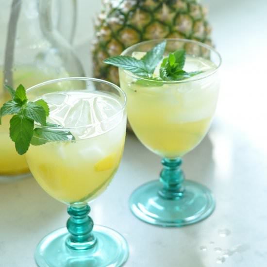 Refreshing Pineapple Sangria