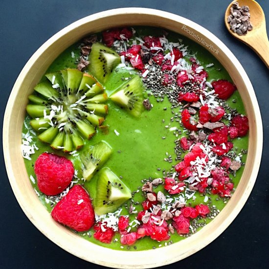 Kale Kiwi Smoothie Bowl