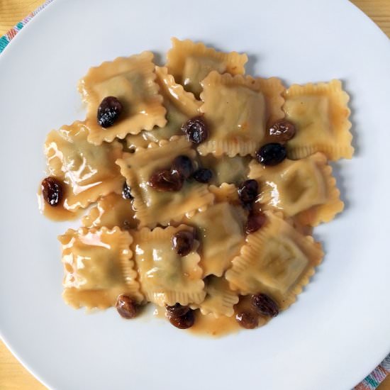 Ravioli with Tea and Raisins Sauce