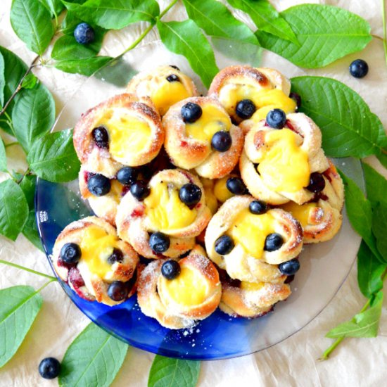 Swedish Blueberry Vanilla Buns