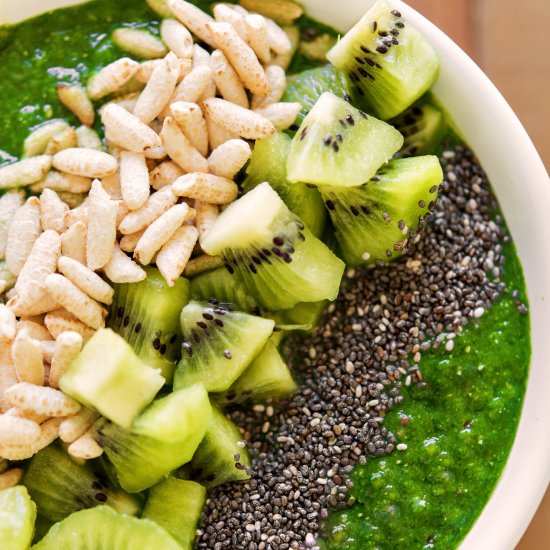 Green Superfood Smoothie Bowl