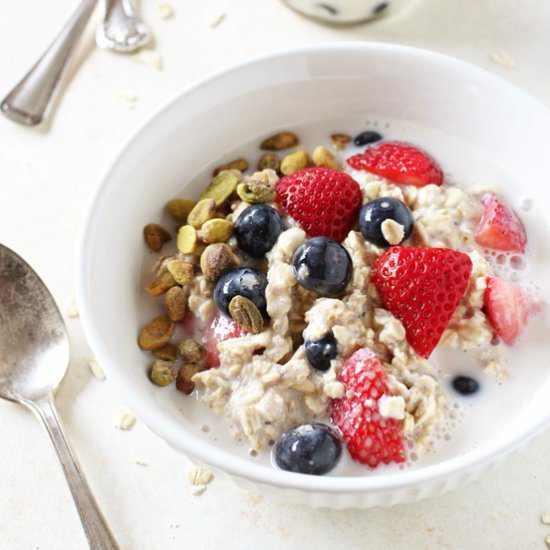 berry overnight oats