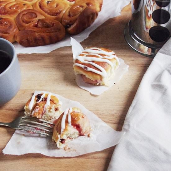 Raspberry breakfast rolls