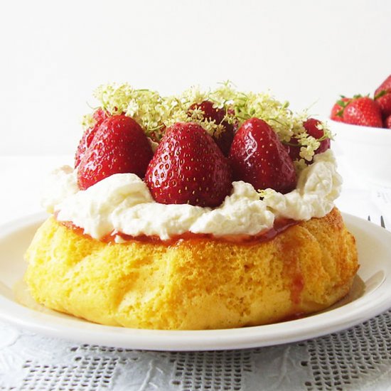 6-inch Sponge Cake with Strawberries