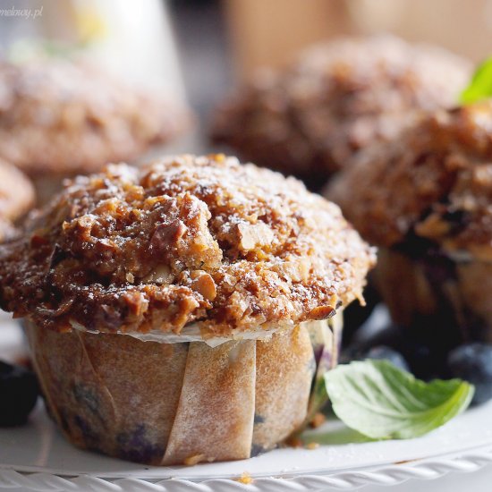 Blueberry muffins with streusel