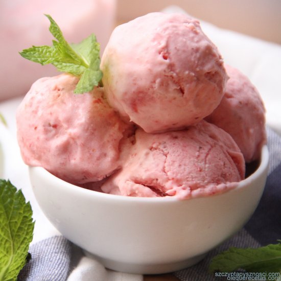 Easy Strawberry Ice Cream