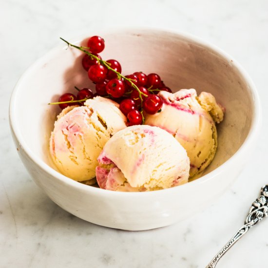 Vanille ice cream with red currants