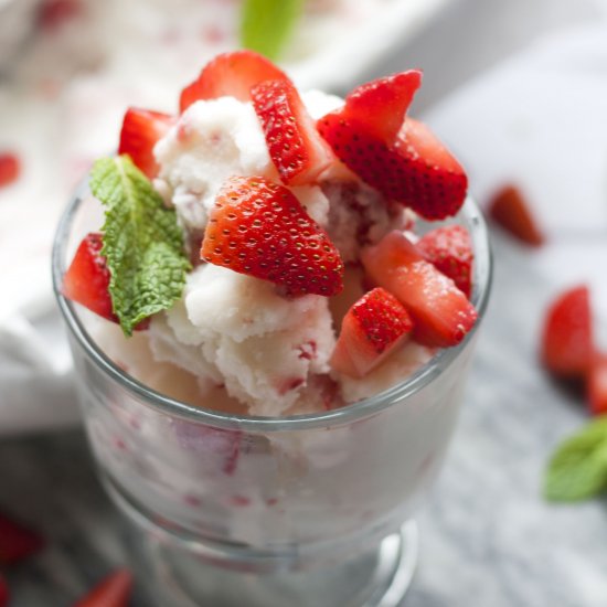 Easy Homemade Strawberry Ice Cream