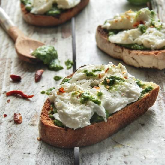 Toast with pesto and mozzarella