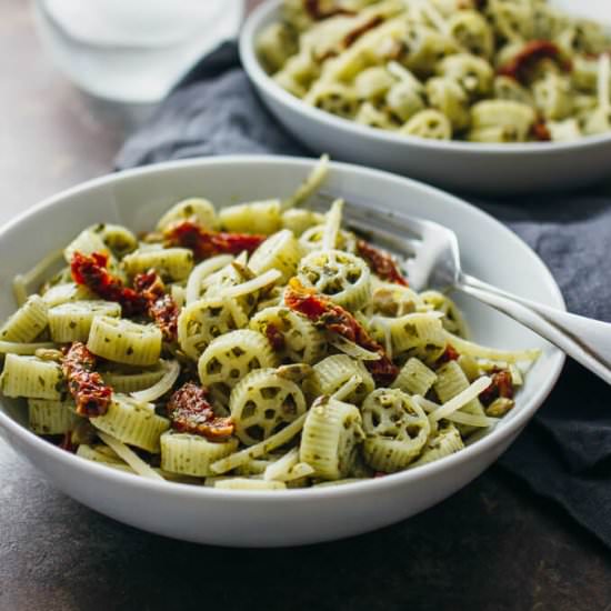 Pesto pasta salad