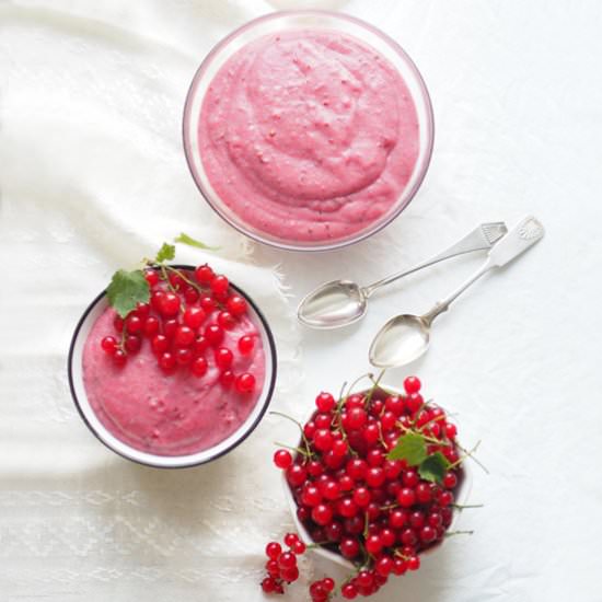 Whipped redcurrant porridge