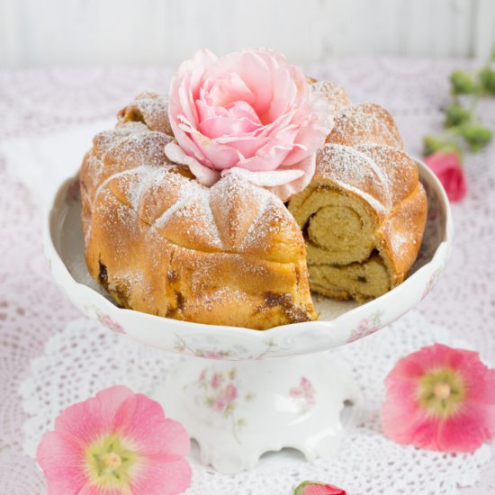 yeast gugl with plums