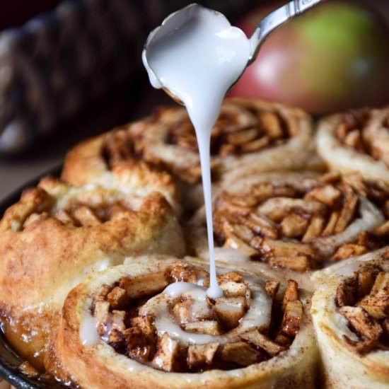 Apple Cinnamon Maple Syrup Buns