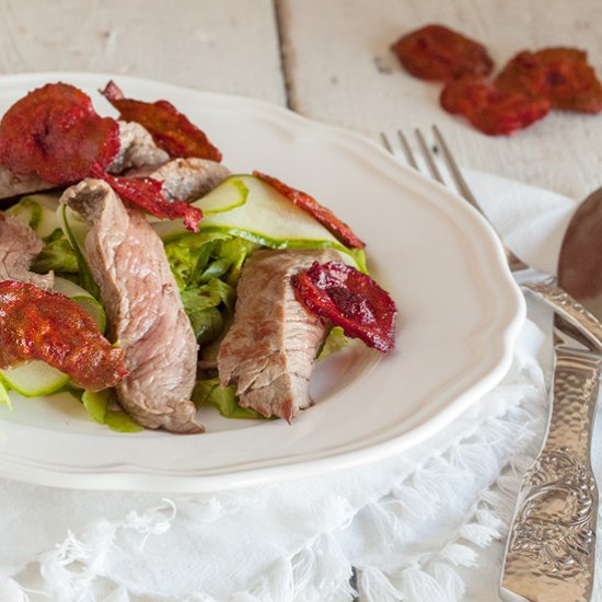 Steak and red beet chips salad