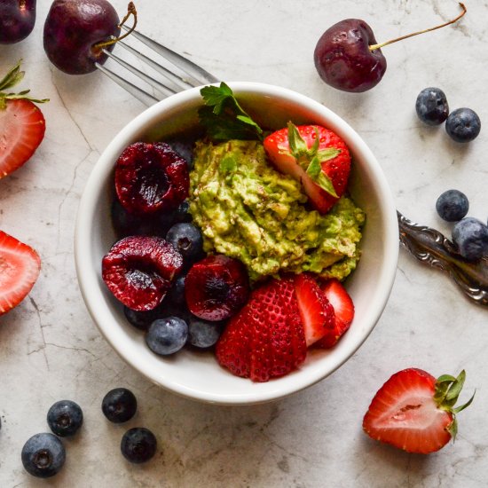 Avocado and Berry Detox Salad