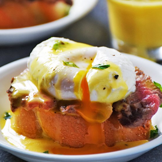 Steak and Eggs Benedict Crostini