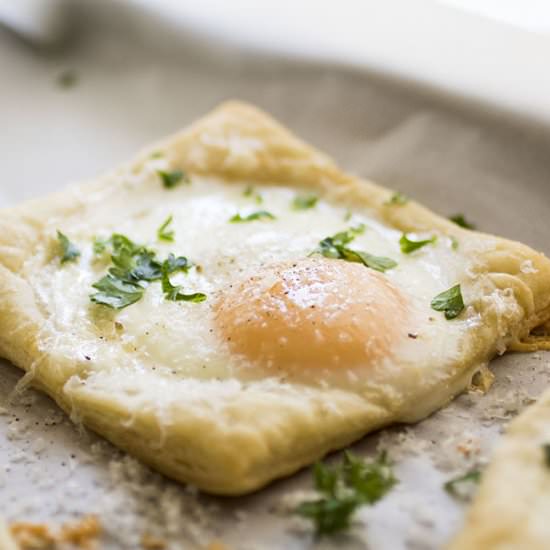 easy puff pastry baked eggs