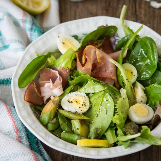 Salad with quail eggs & prosciutto