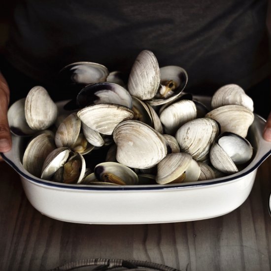 Bayleaf-infused-lager steamed clams