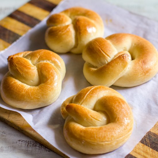 Easy Knotted Bread Roll Recipe