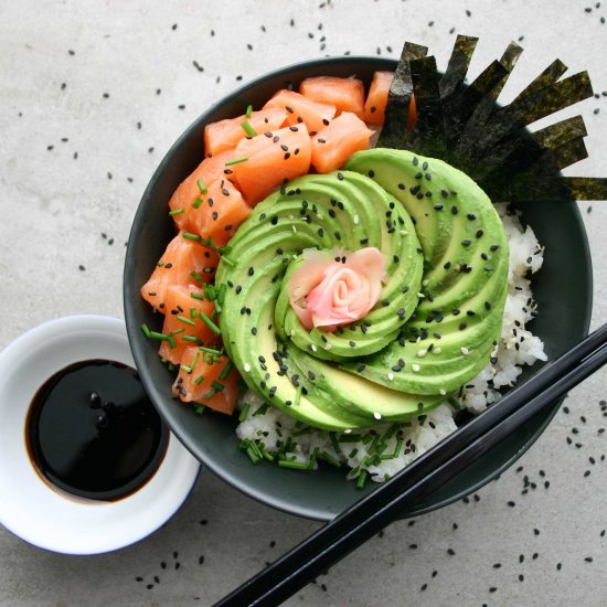 Sushi bowl with salmon and avocado