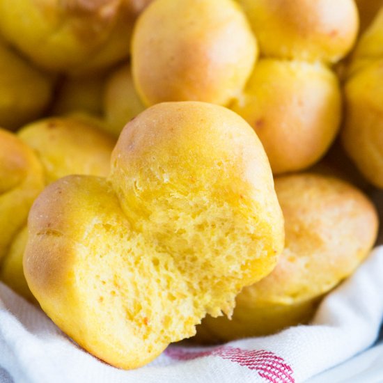 Cheesy Pumpkin Dinner Rolls