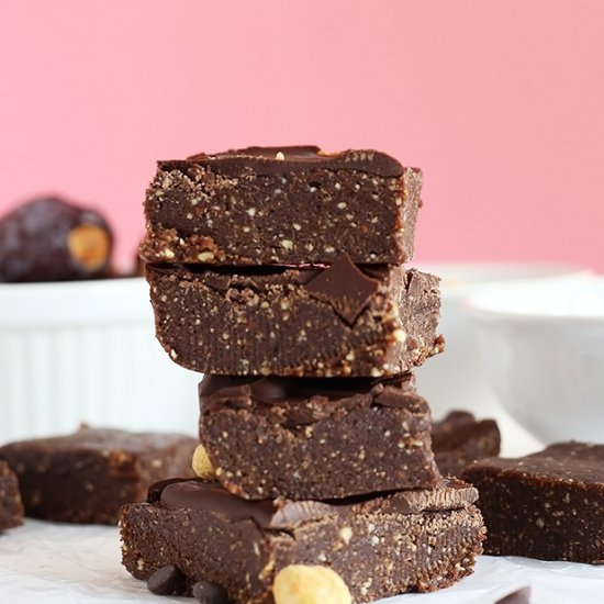 NO BAKE CHOCOLATE PEANUT DATE BARS