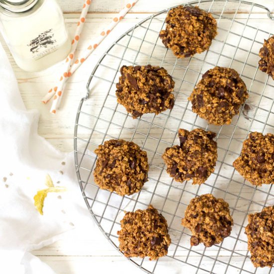 BANANA CHOCOLATE CHIP OAT COOKIES