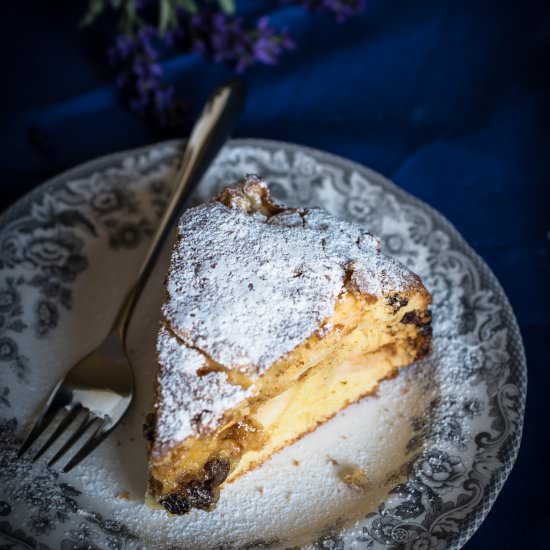 Apple, amaretti raisins cake