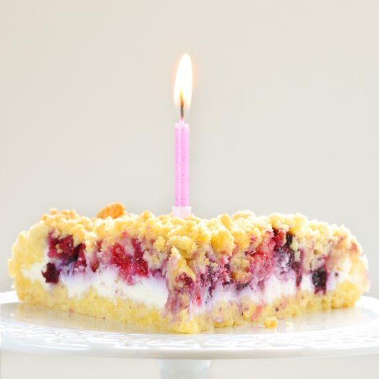 Crumble Cake with Wild Berries