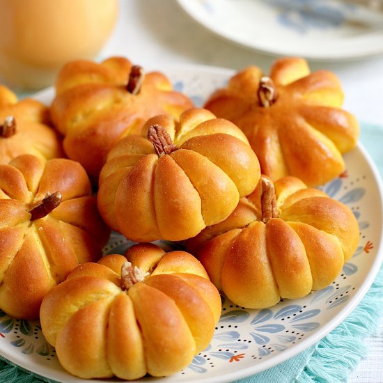 Pumpkin Dinner Rolls