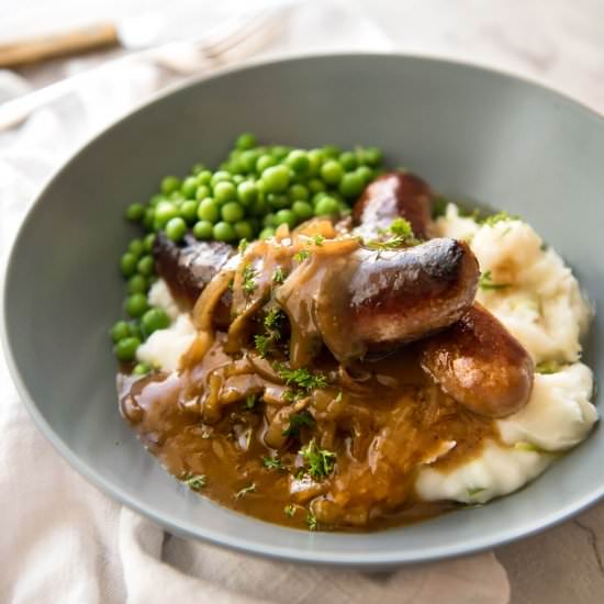 BANGERS AND MASH (SAUSAGE WITH ONIO