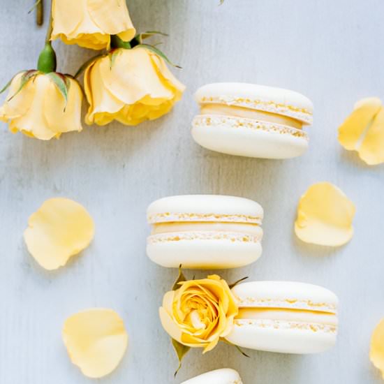 Lemon curd macarons