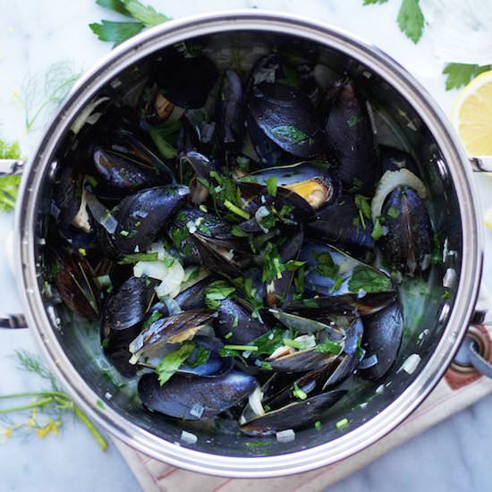 Steamed Mussels in White Wine Broth