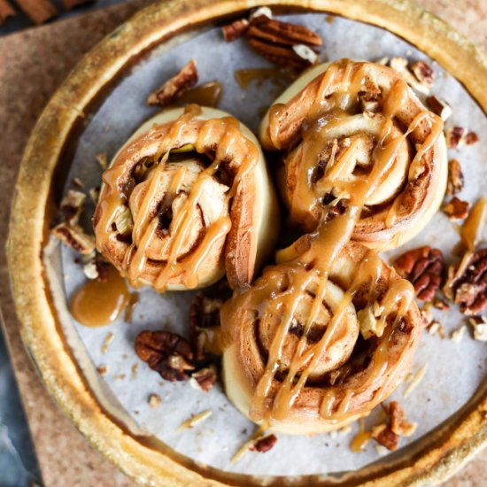 Vegan Caramel Apple Cinnamon Rolls