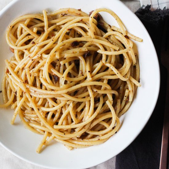 spaghetti with garlic and anchovies