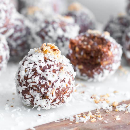 DATE ALMOND COCONUT PROTEIN BALLS