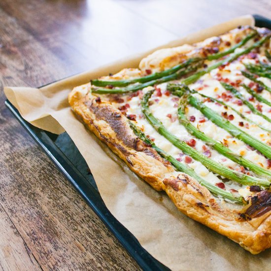 Pizza with asparagus and bacon