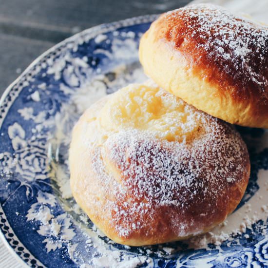 Saffron Buns with Vanilla Cream