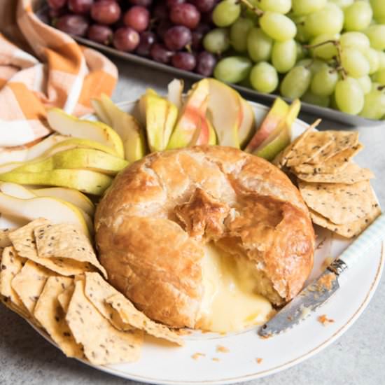 Apricot Baked Brie in Puff Pastry