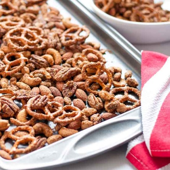 Sweet Spicy Pretzel Nut Snack Mix