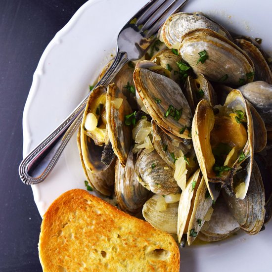 Steamed Clams in Creamy Ale Sauce