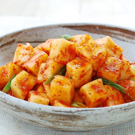 Kkakdugi (Cubed Radish Kimchi)