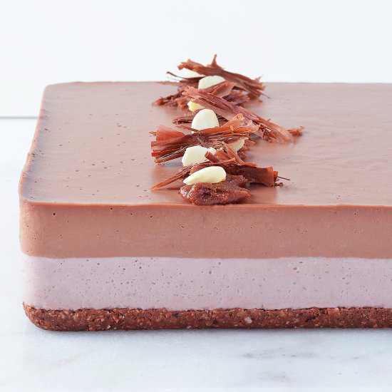 RAW STRAWBERRY CHOCOLATE CAKE