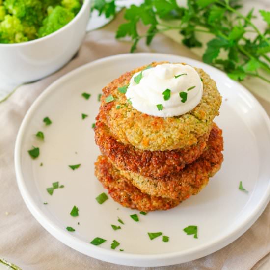 Cheesy Quinoa & Broccoli Cakes