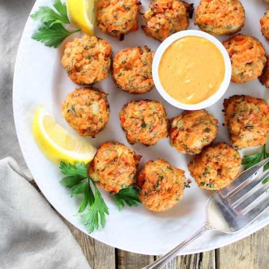 Mini Salmon Cakes w Sriracha Aioli