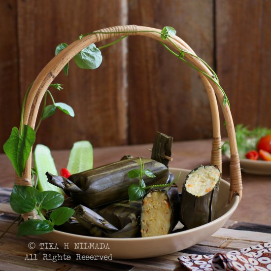 Steamed Noodles in Banana Leaves