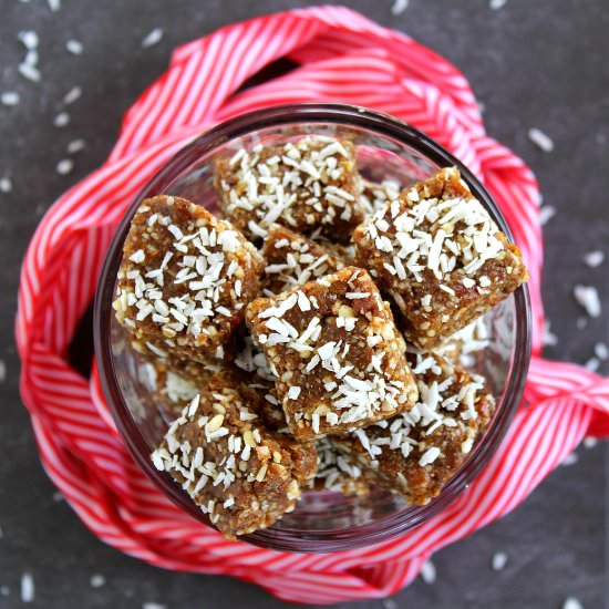 6 Ingredient Christmas Energy Bites