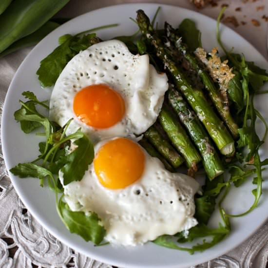 Roasted asparagus with fried eggs